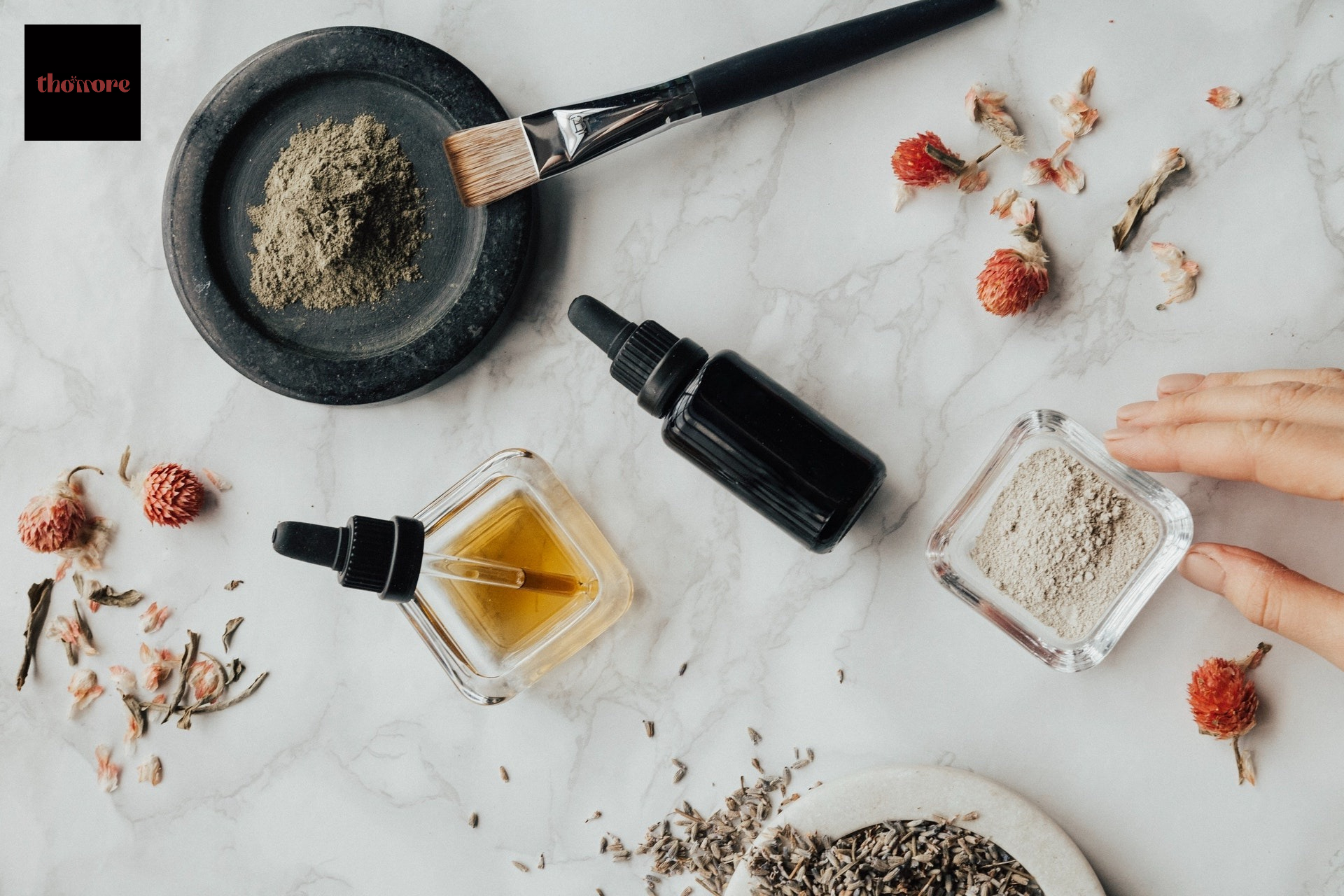 Nước Hoa Làm Từ Gì? Giải Mã Thành Phần Tạo Nên Mùi Hương Quyến Rũ 2 Các thành phần chính trong nước hoa